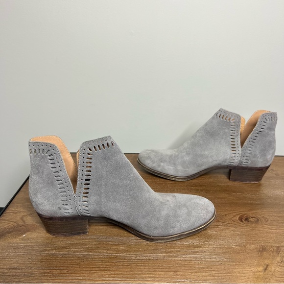 LUCKY BRAND Bustina Suede Leather Ankle Boots Bootie Gray Cutout Size 7.5 - Picture 2 of 9